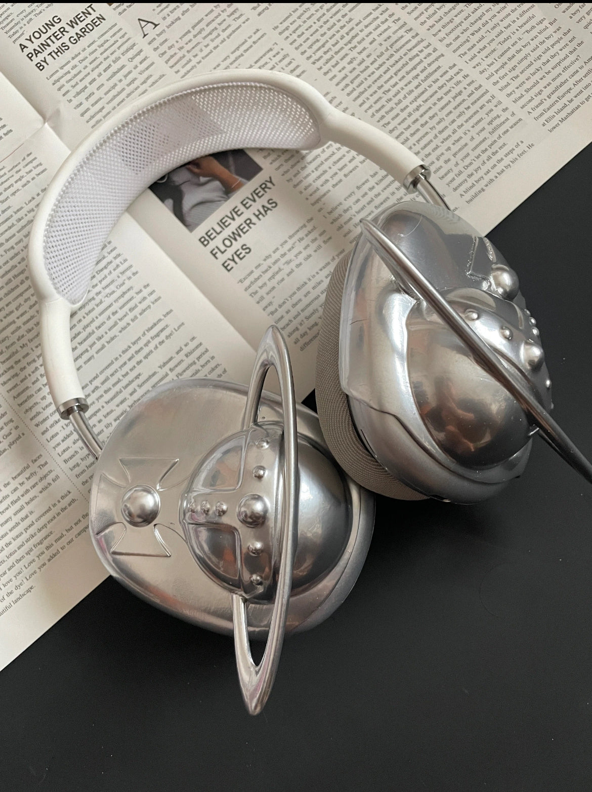 Silver Saturn AirPods Max Case